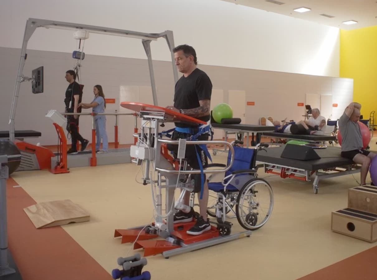 Bipedestador servo-asistido